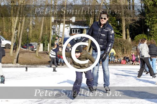 Blaricum 10 februari 2012
Jeroen v d Boom en zijn zoon Luuk aan het schaatsen bij rest Rust Wat.
Peter Smulders bv