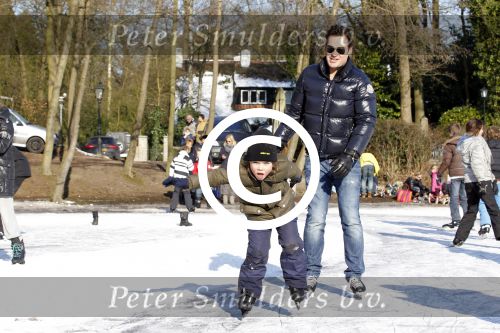 Blaricum 10 februari 2012
Jeroen v d Boom en zijn zoon Luuk aan het schaatsen bij rest Rust Wat.
Peter Smulders bv