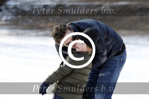Blaricum 10 februari 2012
Jeroen v d Boom en zijn zoon Luuk aan het schaatsen bij rest Rust Wat.
Peter Smulders bv