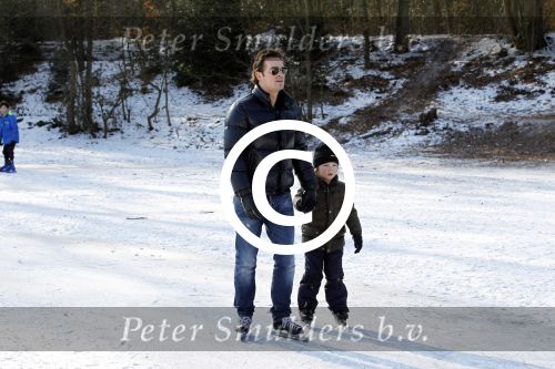Blaricum 10 februari 2012
Jeroen v d Boom en zijn zoon Luuk aan het schaatsen bij rest Rust Wat.
Peter Smulders bv