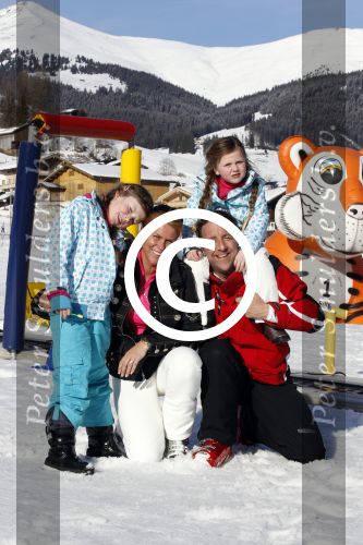 Gerlos 7 maart 2012
Job Nieuwenhuizen (de bus) met vrouw en kinderen skien in Gerlos.
Peter Smulders bv