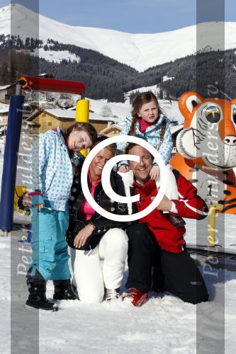 Gerlos 7 maart 2012
Job Nieuwenhuizen (de bus) met vrouw en kinderen skien in Gerlos.
Peter Smulders bv