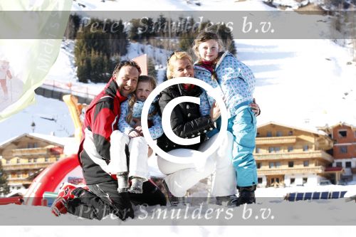 Gerlos 7 maart 2012
Job Nieuwenhuizen (de bus) met vrouw en kinderen skien in Gerlos.
Peter Smulders bv