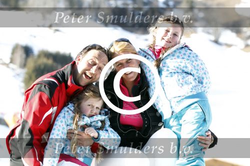Gerlos 7 maart 2012
Job Nieuwenhuizen (de bus) met vrouw en kinderen skien in Gerlos.
Peter Smulders bv