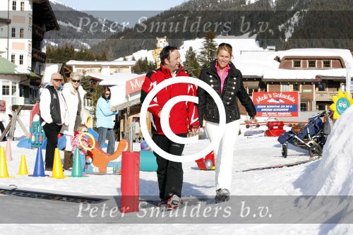 Gerlos 7 maart 2012
Job Nieuwenhuizen (de bus) met vrouw en kinderen skien in Gerlos.
Peter Smulders bv