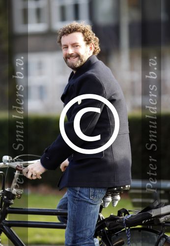 Amsterdam 21 februari 2012
Raymond v d Klundert, Kluun op de fiets in amsterdam.
Peter Smulders bv
