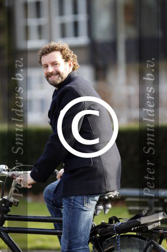 Amsterdam 21 februari 2012
Raymond v d Klundert, Kluun op de fiets in amsterdam.
Peter Smulders bv