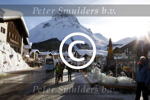Innsbruck en Lech 18 februari 2012
Prins Friso ligt in het universitair ziekenhuis na zijn ongeluk met lawine in Lech.
Koningin Beatrix en zijn vrouw Prinses Mabel Wisse Smit zoeken hem op.
Peter Smulders bv