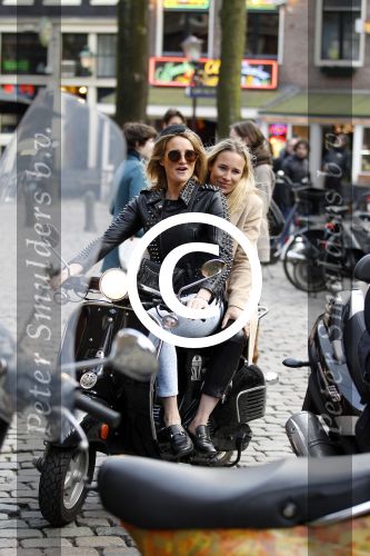 Amsterdam 12 maart 2012
Modeshow Claes Iversen op de wallen. Lieke v lexmond en zut Jetteke op scooter
Peter Smulders bv