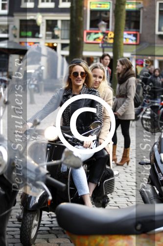 Amsterdam 12 maart 2012
Modeshow Claes Iversen op de wallen. Lieke v lexmond en zut Jetteke op scooter
Peter Smulders bv