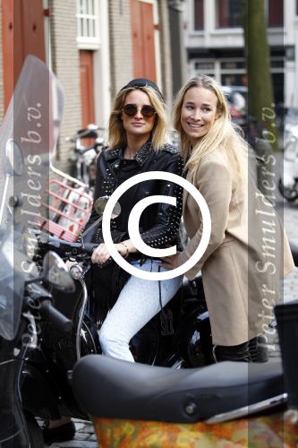 Amsterdam 12 maart 2012
Modeshow Claes Iversen op de wallen. Lieke v lexmond en zut Jetteke op scooter
Peter Smulders bv