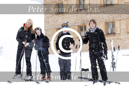Lech 26februari 2012
Linda de Mol met kinderen Julian en Noah en vriend Jeroen Rietbergen op ski vakantie in Lech.
Peter Smulders bv