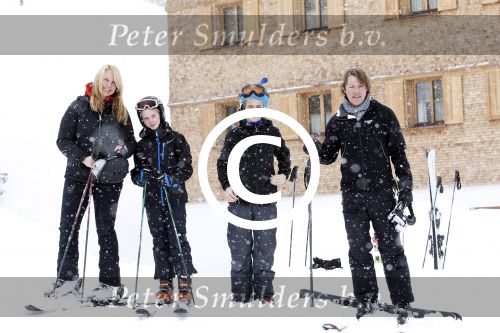 Lech 26februari 2012
Linda de Mol met kinderen Julian en Noah en vriend Jeroen Rietbergen op ski vakantie in Lech.
Peter Smulders bv