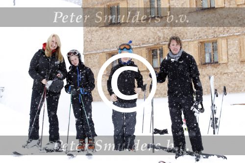 Lech 26februari 2012
Linda de Mol met kinderen Julian en Noah en vriend Jeroen Rietbergen op ski vakantie in Lech.
Peter Smulders bv