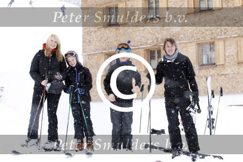 Lech 26februari 2012
Linda de Mol met kinderen Julian en Noah en vriend Jeroen Rietbergen op ski vakantie in Lech.
Peter Smulders bv