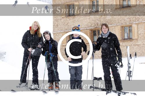Lech 26februari 2012
Linda de Mol met kinderen Julian en Noah en vriend Jeroen Rietbergen op ski vakantie in Lech.
Peter Smulders bv
