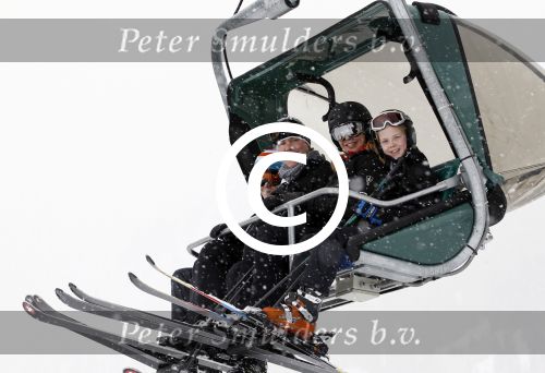 Lech 26februari 2012
Linda de Mol met kinderen Julian en Noah en vriend Jeroen Rietbergen op ski vakantie in Lech.
Peter Smulders bv