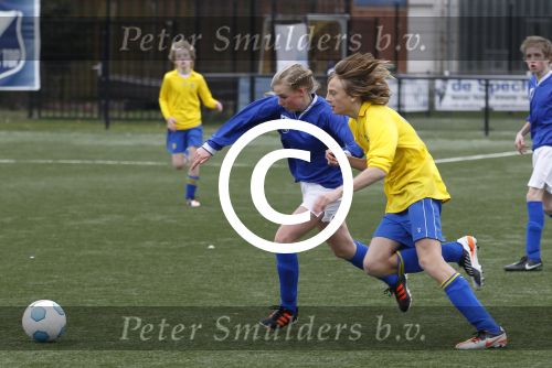 Blaricum, 14 Maart 2012
Perspresentatie nieuwe AVRO serie KOEN Kampioen met o.a.
Leontine Borsato, Luca Borsato, Marit v Bohemen, Tim Murck (trainer) Voorzitter Waser (Ad v Kempen)en op de achtergrond Marco Borsato
Foto Peter Smulders BV