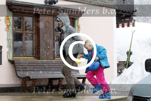 Lech 19 februari 2012
Prinses Maxima arriveert bij hotel Post met prinses Luana en Zaria (rose pak en groene helm) en Prins Willem Alexander en prinses Amalia Ariane en Alexia.
Peter Smulders bv