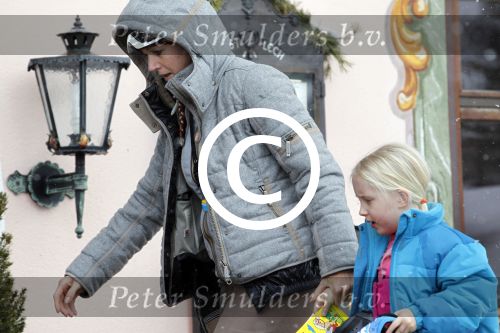 Lech 19 februari 2012
Prinses Maxima arriveert bij hotel Post met prinses Luana en Zaria (rose pak en groene helm) en Prins Willem Alexander en prinses Amalia Ariane en Alexia.
Peter Smulders bv