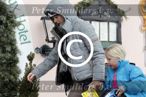 Lech 19 februari 2012
Prinses Maxima arriveert bij hotel Post met prinses Luana en Zaria (rose pak en groene helm) en Prins Willem Alexander en prinses Amalia Ariane en Alexia.
Peter Smulders bv