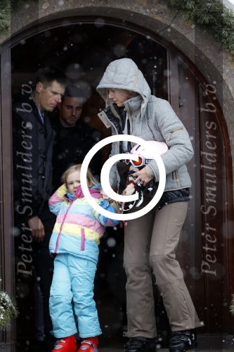 Lech 19 februari 2012
Prinses Maxima arriveert bij hotel Post met prinses Luana en Zaria (rose pak en groene helm) en Prins Willem Alexander en prinses Amalia Ariane en Alexia.
Peter Smulders bv