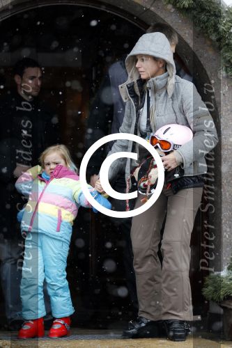Lech 19 februari 2012
Prinses Maxima arriveert bij hotel Post met prinses Luana en Zaria (rose pak en groene helm) en Prins Willem Alexander en prinses Amalia Ariane en Alexia.
Peter Smulders bv