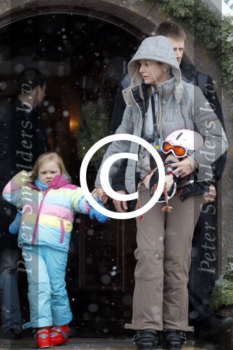 Lech 19 februari 2012
Prinses Maxima arriveert bij hotel Post met prinses Luana en Zaria (rose pak en groene helm) en Prins Willem Alexander en prinses Amalia Ariane en Alexia.
Peter Smulders bv