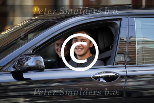 Amsterdam 21 februari 2012
Nathan Moszkowicz achter het stuur van de auto van zijn vader Bram nadat hij net zijn rijbewijs gehaald heeft.
Peter Smulders bv