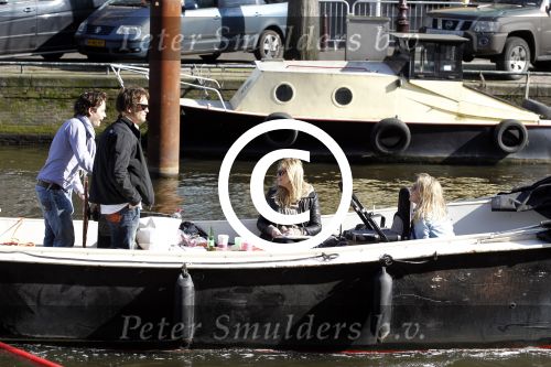 Amsterdam 11 maart 2012
Nicolette v Dam met baby en vriend Bas Smit met zijn broer en zus aan het varen op de grachten van Amsterdam.
Peter Smulders bv