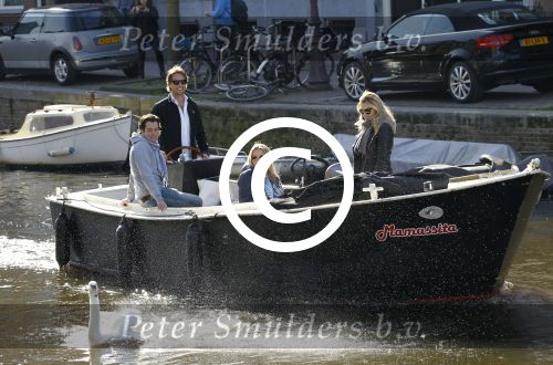 Amsterdam 11 maart 2012
Nicolette v Dam met baby en vriend Bas Smit met zijn broer en zus aan het varen op de grachten van Amsterdam.
Peter Smulders bv