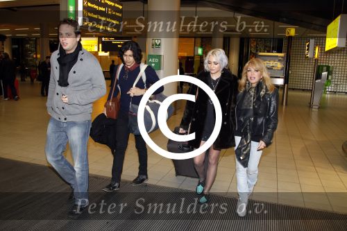 Schiphol 16 februari 2012
Patricia Paay en Nicky v Dam halen Christina Curry en haar vriend op op schiphol.
Peter Smulders bv