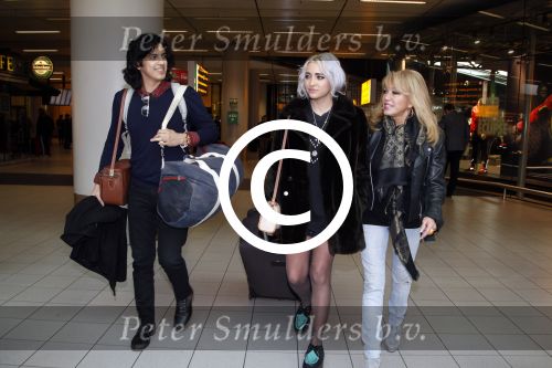 Schiphol 16 februari 2012
Patricia Paay en Nicky v Dam halen Christina Curry en haar vriend op op schiphol.
Peter Smulders bv