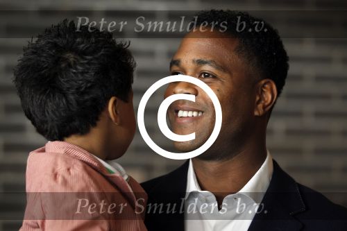 Ridderkerk 22 februari 2012
Presentatie Helden met op de cover Patrick Kluivert en Marianne Timmer. Het blad wordt gemaakt door Frits en barbara Barend. Patrick met Shane
Peter Smulders bv
