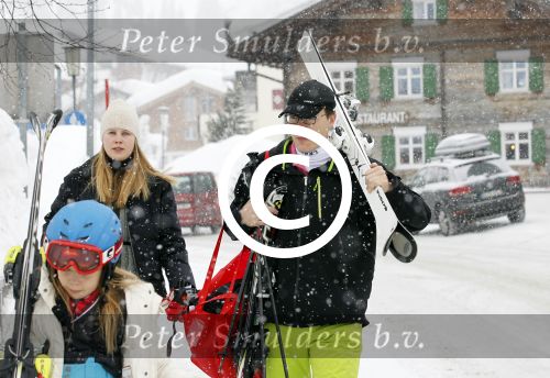 Lech 19 februari 2012
Prinses Maxima Prins Willem Alexander Prinses laurentien Prins Constantin Prinses Mabel Wisse Smit en de prinsesjes Amalia Ariane Alexia Eloise Claus Cazimir Luana en Zaria gaan skien en vertrekken bij Hotel Post.
Peter Smulders bv