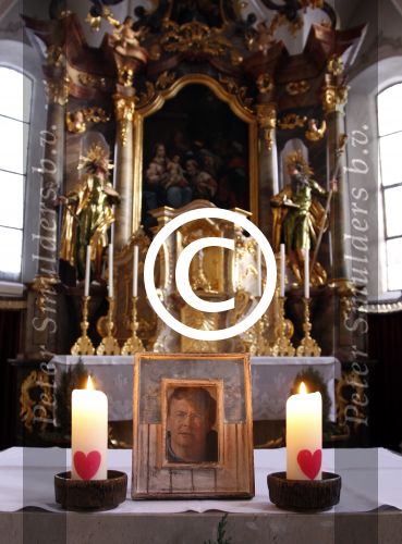 Innsbruck en Lech 18 februari 2012
Prins Friso ligt in het universitair ziekenhuis na zijn ongeluk met lawine in Lech.
Koningin Beatrix en zijn vrouw Prinses Mabel Wisse Smit zoeken hem op. Foto Friso in kerk met kaarsjes
Peter Smulders bv