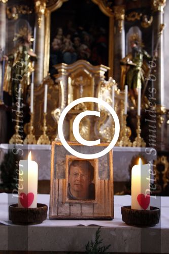 Innsbruck en Lech 18 februari 2012
Prins Friso ligt in het universitair ziekenhuis na zijn ongeluk met lawine in Lech.
Koningin Beatrix en zijn vrouw Prinses Mabel Wisse Smit zoeken hem op. Foto Friso in kerk met kaarsjes
Peter Smulders bv