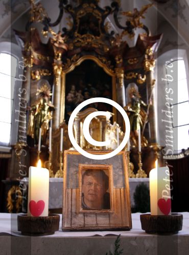 Innsbruck en Lech 18 februari 2012
Prins Friso ligt in het universitair ziekenhuis na zijn ongeluk met lawine in Lech.
Koningin Beatrix en zijn vrouw Prinses Mabel Wisse Smit zoeken hem op. Foto Friso in kerk met kaarsjes
Peter Smulders bv