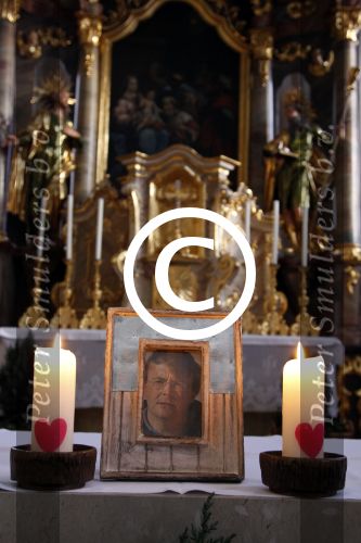 Innsbruck en Lech 18 februari 2012
Prins Friso ligt in het universitair ziekenhuis na zijn ongeluk met lawine in Lech.
Koningin Beatrix en zijn vrouw Prinses Mabel Wisse Smit zoeken hem op. Foto Friso in kerk met kaarsjes
Peter Smulders bv