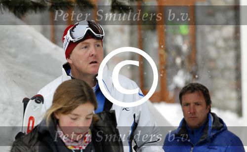 Lech 19 februari 2012
Prinses Maxima arriveert bij hotel Post met prinses Luana en Zaria (rose pak en groene helm) en Prins Willem Alexander en prinses Amalia Ariane en Alexia.
Peter Smulders bv