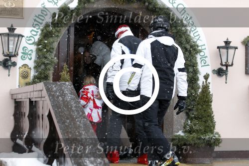 Lech 19 februari 2012
Prinses Maxima arriveert bij hotel Post met prinses Luana en Zaria (rose pak en groene helm) en Prins Willem Alexander en prinses Amalia Ariane en Alexia.
Peter Smulders bv