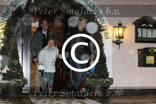 Lech 19 februari 2012
Prinses mabel Wisse Smit en Prins Willem Alexander vertrekken vanuit Hotel Post naar het ziekenhuis in Innsbruck waar Prins Friso ligt na zijn skiongeluk. Prinses Amalia Ariane en Alexia vertrekken met aupair.
Peter Smulders bv