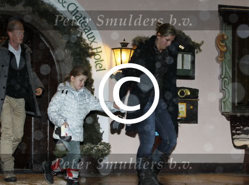 Lech 19 februari 2012
Prinses mabel Wisse Smit en Prins Willem Alexander vertrekken vanuit Hotel Post naar het ziekenhuis in Innsbruck waar Prins Friso ligt na zijn skiongeluk. Prinses Amalia Ariane en Alexia vertrekken met aupair.
Peter Smulders bv