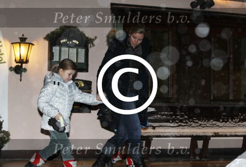 Lech 19 februari 2012
Prinses mabel Wisse Smit en Prins Willem Alexander vertrekken vanuit Hotel Post naar het ziekenhuis in Innsbruck waar Prins Friso ligt na zijn skiongeluk. Prinses Amalia Ariane en Alexia vertrekken met aupair.
Peter Smulders bv