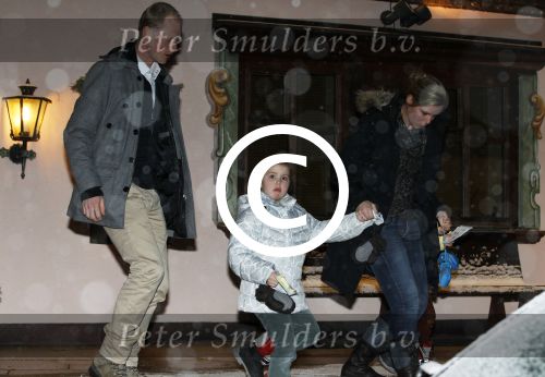Lech 19 februari 2012
Prinses mabel Wisse Smit en Prins Willem Alexander vertrekken vanuit Hotel Post naar het ziekenhuis in Innsbruck waar Prins Friso ligt na zijn skiongeluk. Prinses Amalia Ariane en Alexia vertrekken met aupair.
Peter Smulders bv