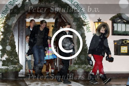 Lech 19 februari 2012
Prinses mabel Wisse Smit en Prins Willem Alexander vertrekken vanuit Hotel Post naar het ziekenhuis in Innsbruck waar Prins Friso ligt na zijn skiongeluk. Prinses Amalia Ariane en Alexia vertrekken met aupair.
Peter Smulders bv