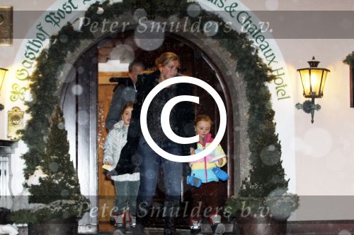 Lech 19 februari 2012
Prinses mabel Wisse Smit en Prins Willem Alexander vertrekken vanuit Hotel Post naar het ziekenhuis in Innsbruck waar Prins Friso ligt na zijn skiongeluk. Prinses Amalia Ariane en Alexia vertrekken met aupair.
Peter Smulders bv