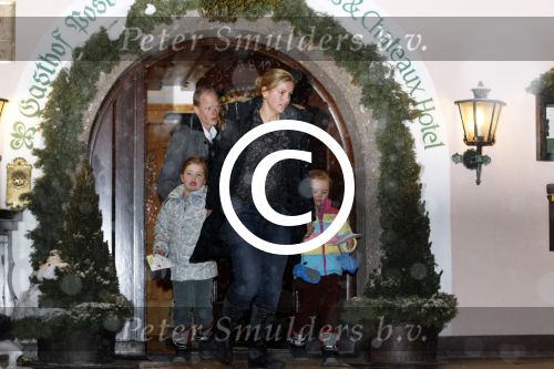 Lech 19 februari 2012
Prinses mabel Wisse Smit en Prins Willem Alexander vertrekken vanuit Hotel Post naar het ziekenhuis in Innsbruck waar Prins Friso ligt na zijn skiongeluk. Prinses Amalia Ariane en Alexia vertrekken met aupair.
Peter Smulders bv