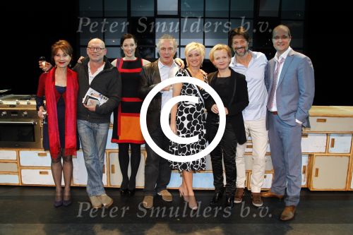 Hoofddorp 6 februari 2012
Premiere eten met vrienden met oa Rick Engelkes Lone v Roosendaal Miryanna v Reeden en Kees Boot in de schouwburg van Hoofddorp. oude cast met Carolien v d Berg Huub Stapel Renee Soutendijk en Sjoerd Pleijsier
Peter Smulders bv