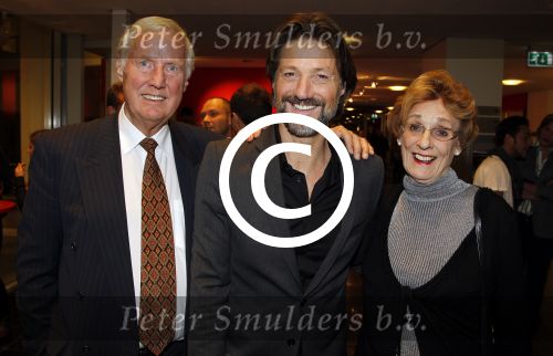 Hoofddorp 6 februari 2012
Premiere eten met vrienden met oa Rick Engelkes Lone v Roosendaal Miryanna v Reeden en Kees Boot in de schouwburg van Hoofddorp. Rick met zijn ouders
Peter Smulders bv